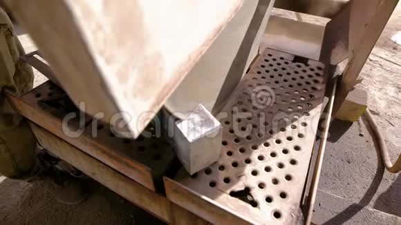 一个工业锋利的刀刃向切石机近距离射击把矿物分成两半这是在视频的预览图