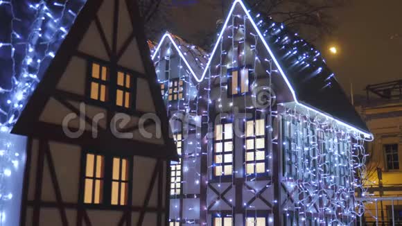 在城市的街道上华丽的圣诞装饰用发光的花环装饰视频的预览图