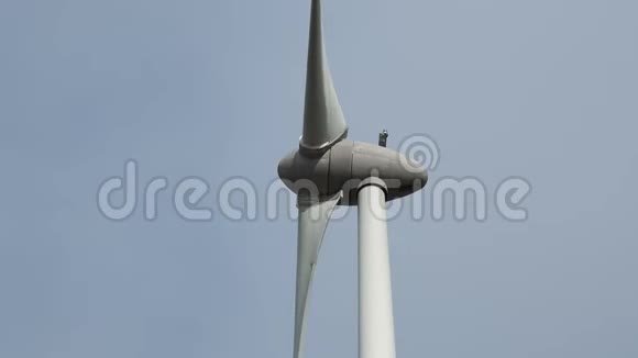 风力涡轮机的细节靠近风力涡轮机的发电机和底座可再生能源电动风车视频的预览图