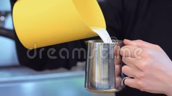 女性将牛奶倒入咖啡壶视频的预览图