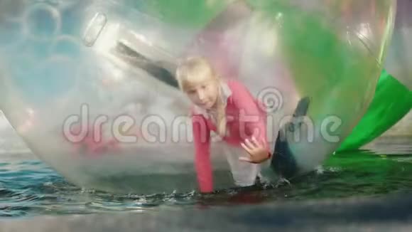 孩子在水上玩透明球游乐园娱乐节日快乐视频的预览图