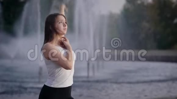 年轻女孩在街上跳舞当代风格的情感舞蹈视频的预览图