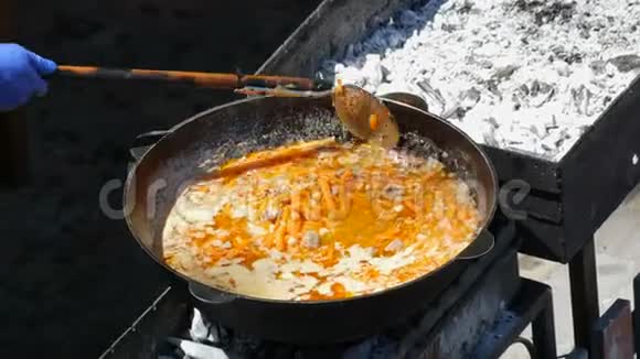 街头美食场上一大桶汤视频的预览图