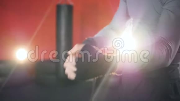 一个男人用黑色拳击包带自己的手视频的预览图