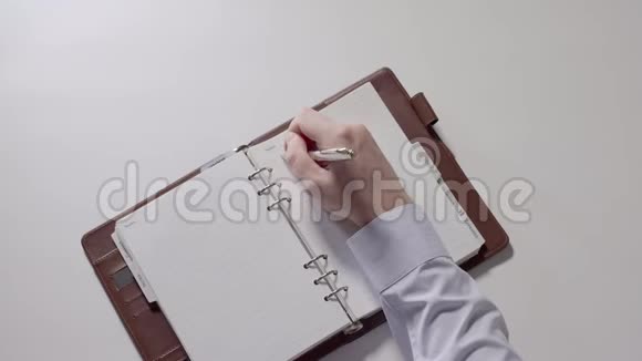 人在笔记本上写笔记0106部分视频的预览图