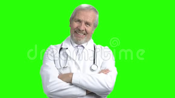 医生笑着双臂交叉视频的预览图