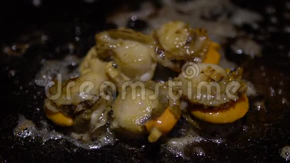 慢动作美食海美食厨师在厨房里烤蛤蜊视频的预览图
