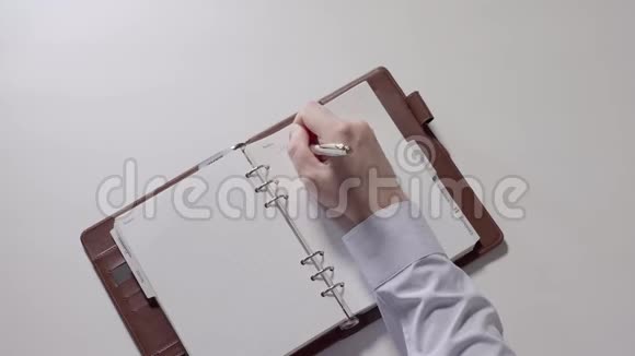 人在笔记本上写笔记0105部分视频的预览图
