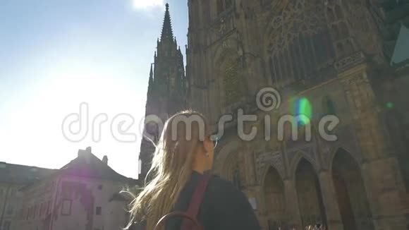 奥地利维也纳观看Votive教堂并拍照的妇女慢镜头视频的预览图