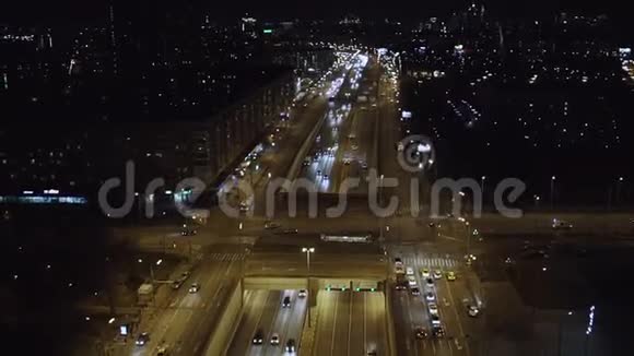 夕阳西下夜幕轻照莫斯科市交通环路空中全景俄罗斯失时视频的预览图