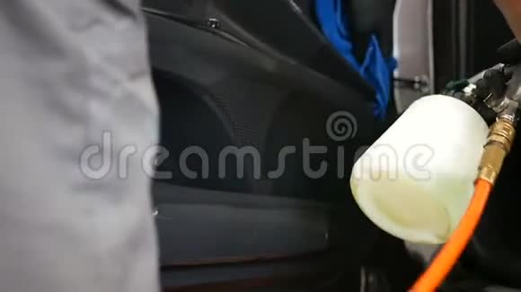 男工用蒸汽清洗车专业干洗沙龙在车上概念汽车服务洗车视频的预览图
