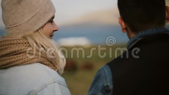 年轻夫妇站在大自然上交谈的背影男人和女人欣赏城外的风景视频的预览图