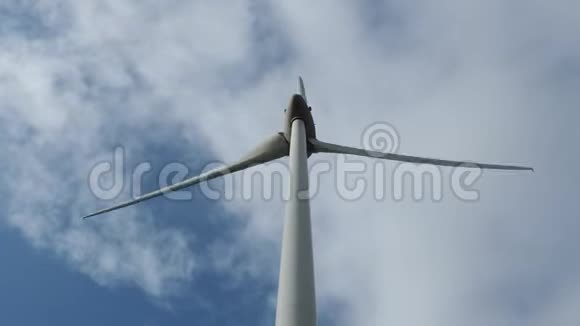 风力涡轮机的细节靠近风力涡轮机的发电机和底座可再生能源电动风车视频的预览图