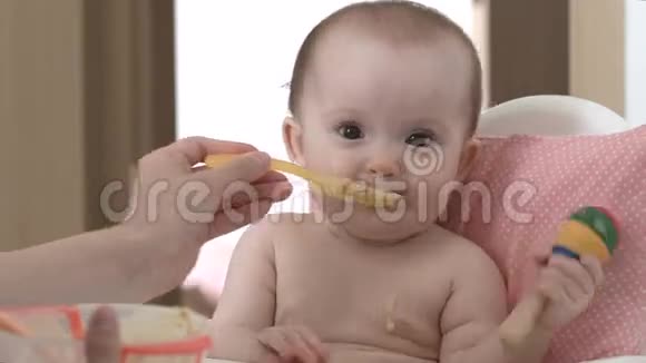 一个孩子笑着吃粥视频的预览图