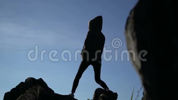 站在山顶上的女人视频的预览图