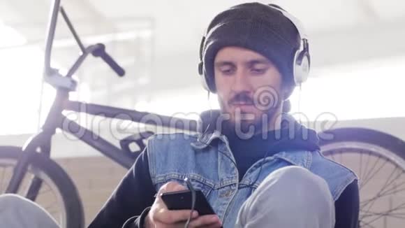 男性听音乐视频的预览图