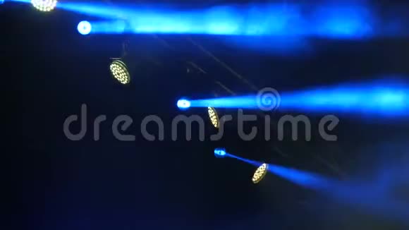 在摇滚音乐会现场的烟雾中闪烁着蓝色和黄色的光视频的预览图