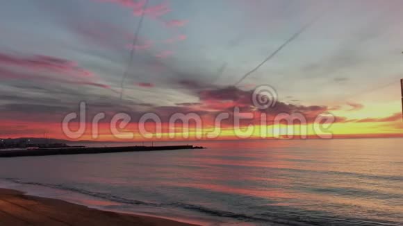 海洋天堂海滩的宁静日出视频的预览图