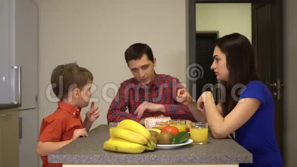 妈妈爸爸和儿子在早餐时聊天视频的预览图