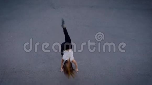 年轻女孩在街上跳舞当代风格的情感舞蹈视频的预览图