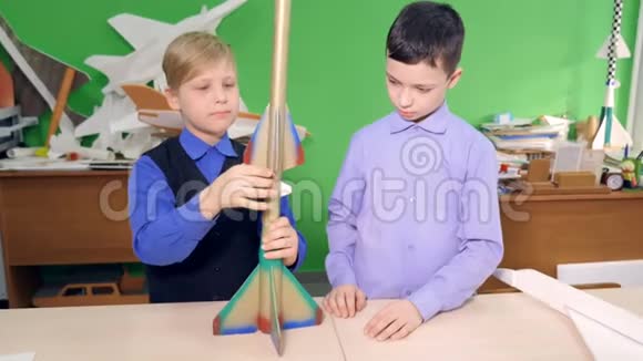 两个孩子正在一起制造太空火箭视频的预览图