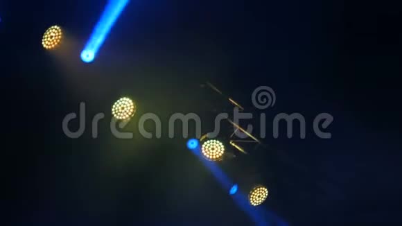 在摇滚音乐会现场的烟雾中闪烁着蓝色和黄色的光视频的预览图