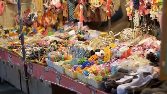 展示多种小商品在宗甸夜市泰国帕塔亚视频的预览图