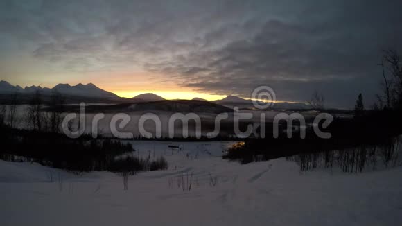 北部山谷的日落和冰雾视频的预览图