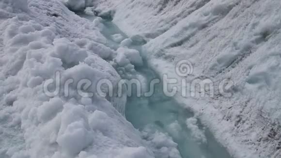 阿萨巴斯卡冰川上的冰川水视频的预览图