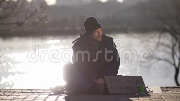 在街头讨钱的成熟乞丐视频的预览图