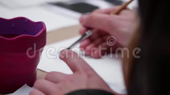 艺术家用画笔作画视频的预览图