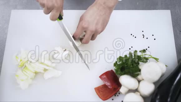 一位厨师在餐馆切蘑菇的俯视图视频的预览图