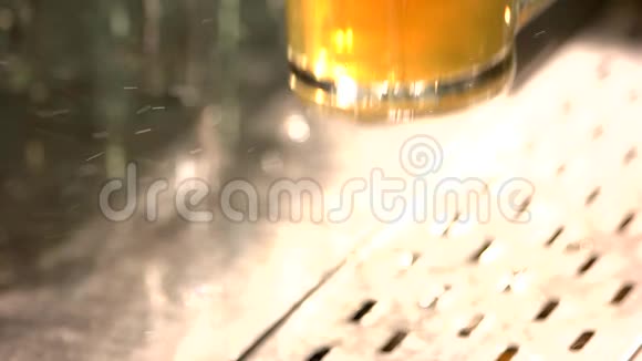 合上放满了啤酒的桌子慢着视频的预览图