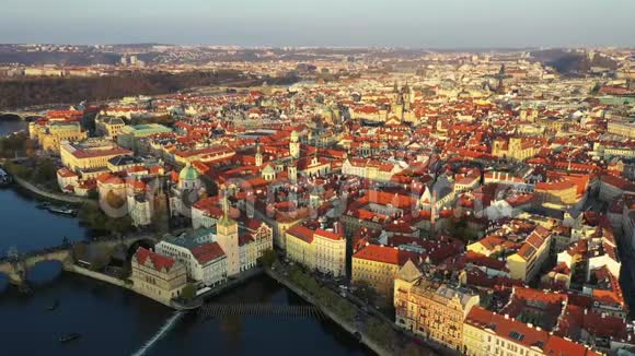 布拉格老城的全景城市的鸟瞰布拉格上空的景色城市上空的飞行山顶视频的预览图