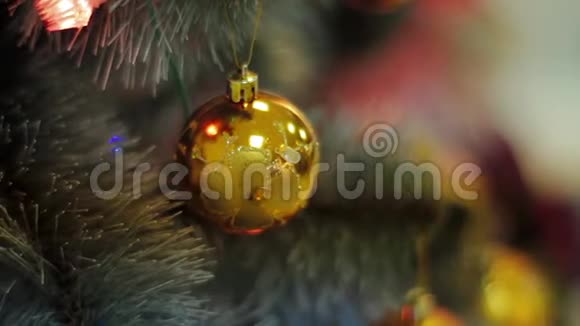 圣诞树上的多莉装饰品视频的预览图