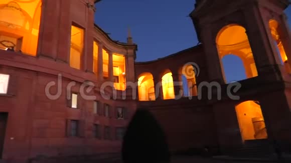 全景圣卢卡博洛尼亚之夜视频的预览图