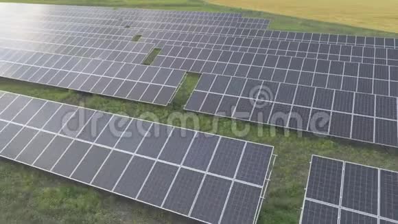 绿色领域的太阳能电池板在绿草中飞过太阳能电池板视频的预览图