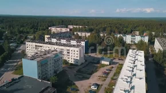 飞越列宁格勒地区的一个城市式定居点的街区房屋视频的预览图