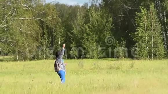 女人在树林里放风筝视频的预览图
