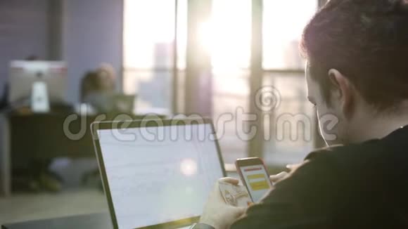 年轻的商人网上银行使用智能手机在线购物与信用卡在办公室生活方式网上银行视频的预览图