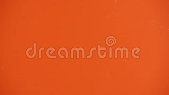 用大量气泡和溅出的水在橙色背景上浇水视频的预览图