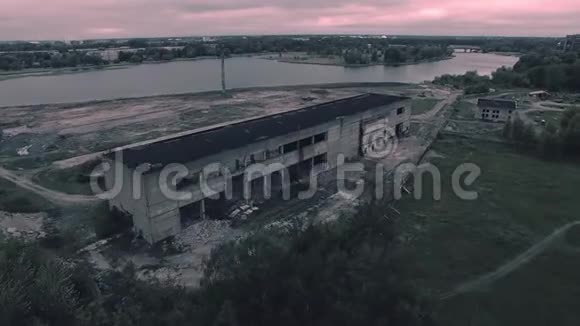 一座被毁的旧建筑的空中景观视频的预览图