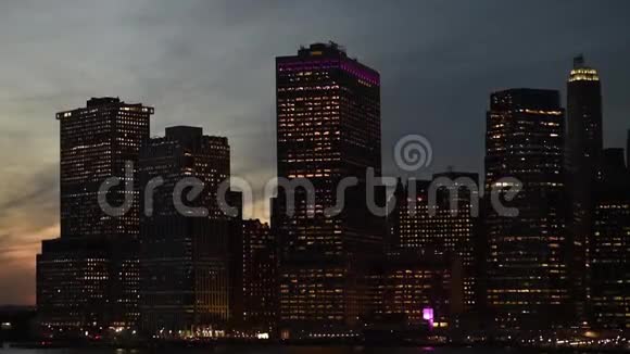 令人惊叹的纽约市曼哈顿天际线夜晚全景俯瞰哈德逊河视频的预览图
