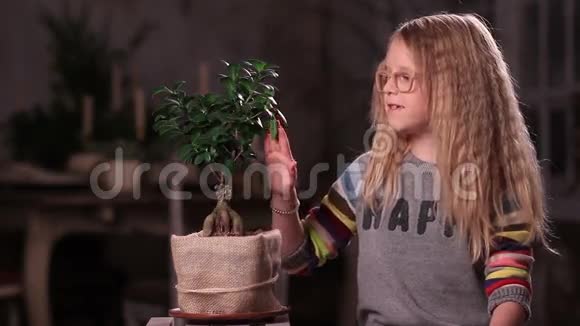 照顾绿色植物的小女孩视频的预览图