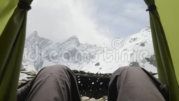 脚人放松享受云山从帐篷露营鸟瞰视频的预览图