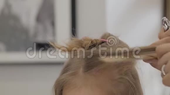 美容院里的小女孩理发师给孩子剪了一个时髦的发型视频的预览图