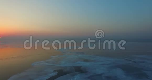 亚穆尔湾上空的梦幻海日落视频的预览图