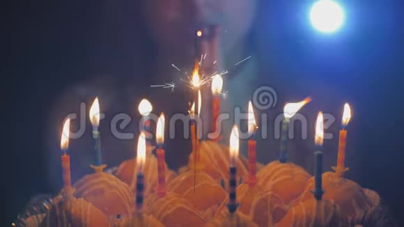 少女生日时在蛋糕上吹蜡烛视频的预览图