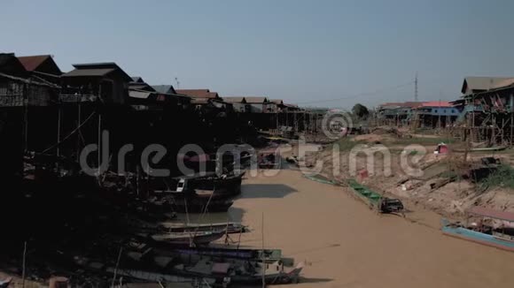 Drone飞越柬埔寨浮村潘邦TonleSap湖4k视频的预览图