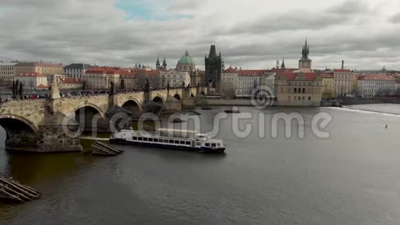 查理大桥的空中无人机镜头显示游客在捷克布拉格漫步视频的预览图
